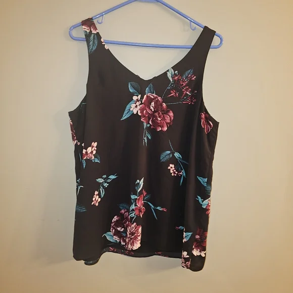 3/20.00. Floral Tank - Picture 3 of 3